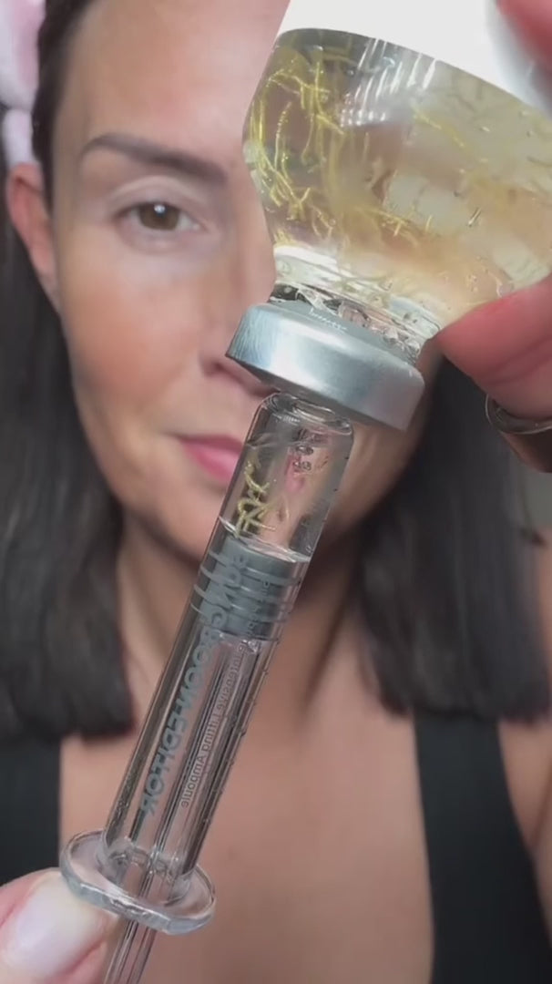 Applicateur seringue sans aiguille : dépôt du sérum aux peptides de soie et massage