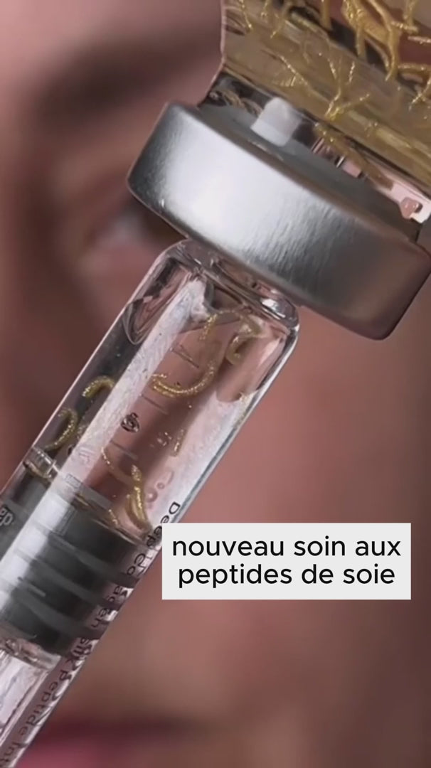 Application du sérum coréen aux peptides de soie sur le visage